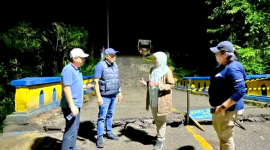 Kepala BPJN Maluku Yana Astuti, didampingi Kasatker BPJN Wilayah II, Toce Leuwol bersama staf berada di jembatan Wai Besi, Trans Seram Minggu malam 21/9/25 (Foto:ist)
