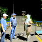 Kepala BPJN Maluku Yana Astuti, didampingi Kasatker BPJN Wilayah II, Toce Leuwol bersama staf berada di jembatan Wai Besi, Trans Seram Minggu malam 21/9/25 (Foto:ist)