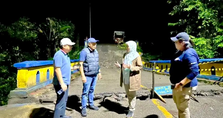 Kepala BPJN Maluku Yana Astuti, didampingi Kasatker BPJN Wilayah II, Toce Leuwol bersama staf berada di jembatan Wai Besi, Trans Seram Minggu malam 21/9/25 (Foto:ist)