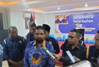 Ketua DPW Partai NasDem Maluku, Hamdani Laturua, didampingi Morits Tamaela dan beberapa Kader Nasdem saat wawancara bersama Wartawan 