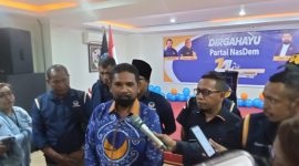 Ketua DPW Partai NasDem Maluku, Hamdani Laturua, didampingi Morits Tamaela dan beberapa Kader Nasdem saat wawancara bersama Wartawan 