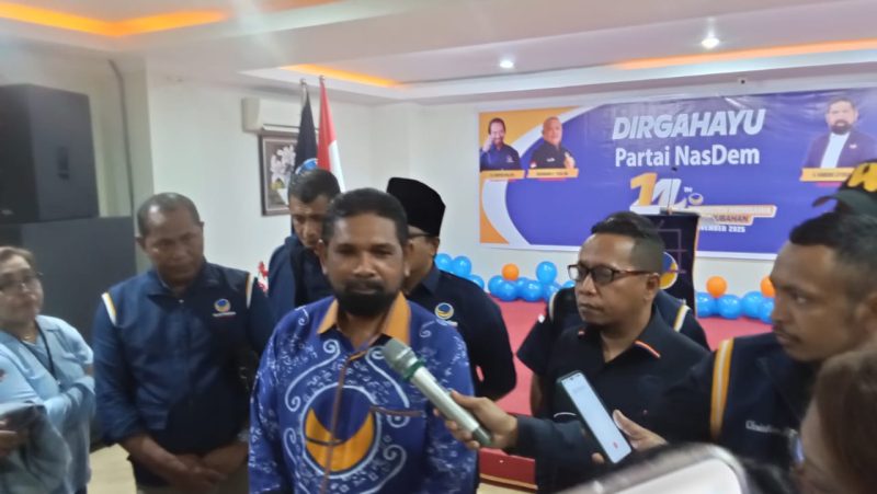 Ketua DPW Partai NasDem Maluku, Hamdani Laturua, didampingi Morits Tamaela dan beberapa Kader Nasdem saat wawancara bersama Wartawan 