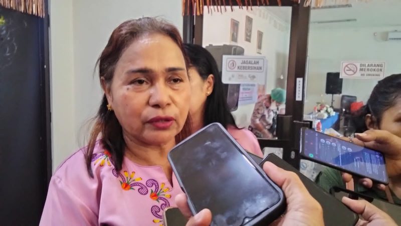 Sarce Matatula/Sapulette, Ketua DWP Kota Ambon, memberikan keterangan Pers tentang Pelatihan Pembuatan Ikan Asap