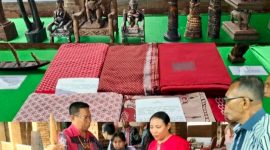 Tokoh Adat Masela, MBD, Bpk.S. Tiwery, SH.,S.Pd yang juga merupakan Mantan Kepala Balai Pelestarian Kebudayaan Sebelumnya, bersama tokoh adat lainnya, mendampingi Pamong Budaya Ahli Muda sebagai Perwakilan BPK Wilayah XX, Eklevina Eirumkuy, SS.,MSi.