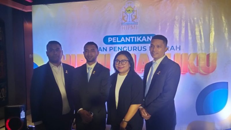 Reza Mony, Ketua HIPMI Maluku bersama pengurus daerah, foto bersama di sela-sela acara Pelantikan Pengurus Daerah HIPMI Maluku, Hotel Santika Premiere, Ambon, Rabu 12 November 2025