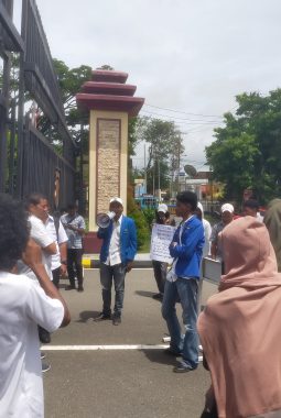 DEMO IMM–PMII GUGAT KINERJA KABAG OPS POLRESTA AMBON: KASUS PENUNDAAN EKSEKUSI LAHAN AMAHUSU JADI ATENSI KHUSUS KAPOLDA DAN MABES POLRI