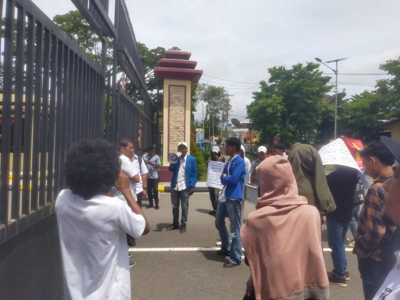 Aksi Demonstrasi oleh PMII-IMM didepan Polda Maluku, Tantui - Rabu 10/12/25 (foto:doc.sakamena)