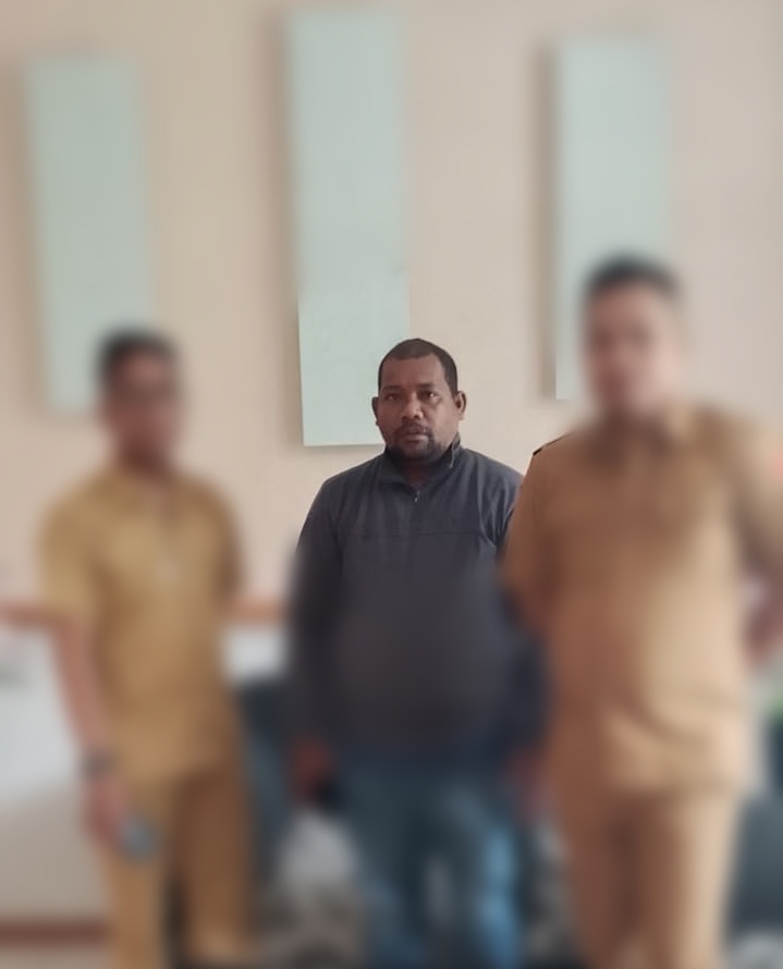 Helmy Laisatamu bersama Dua orang Penyidik dari Inspektorat Kota Ambon, saat dikunjungi, Senin 8 Desember 2025