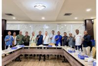 Komisi III DPRD Kota Ambon bersama Direksi Bank Maluku Malut, sesi foto bersama saat selesai melakukan pembahasan Digitalisasi Retribusi dan Penanganan Sampah di Kota Ambon, di Lantai 4 Gedung Kantor Bank Maluku Malut, Selasa 20/01/26 (Foto: Sakamena)
