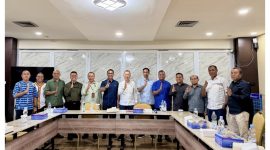 Komisi III DPRD Kota Ambon bersama Direksi Bank Maluku Malut, sesi foto bersama saat selesai melakukan pembahasan Digitalisasi Retribusi dan Penanganan Sampah di Kota Ambon, di Lantai 4 Gedung Kantor Bank Maluku Malut, Selasa 20/01/26 (Foto: Sakamena)