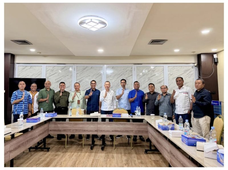 Komisi III DPRD Kota Ambon bersama Direksi Bank Maluku Malut, sesi foto bersama saat selesai melakukan pembahasan Digitalisasi Retribusi dan Penanganan Sampah di Kota Ambon, di Lantai 4 Gedung Kantor Bank Maluku Malut, Selasa 20/01/26 (Foto: Sakamena)