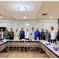 Komisi III DPRD Kota Ambon bersama Direksi Bank Maluku Malut, sesi foto bersama saat selesai melakukan pembahasan Digitalisasi Retribusi dan Penanganan Sampah di Kota Ambon, di Lantai 4 Gedung Kantor Bank Maluku Malut, Selasa 20/01/26 (Foto: Sakamena)