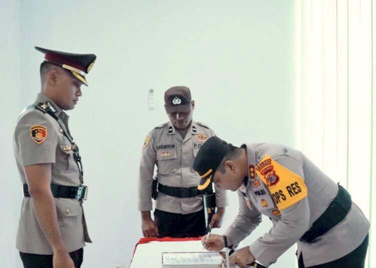 Serah Terima Jabatan Wakapolres SBT (Foto: Dok.Humas Polres SBT)